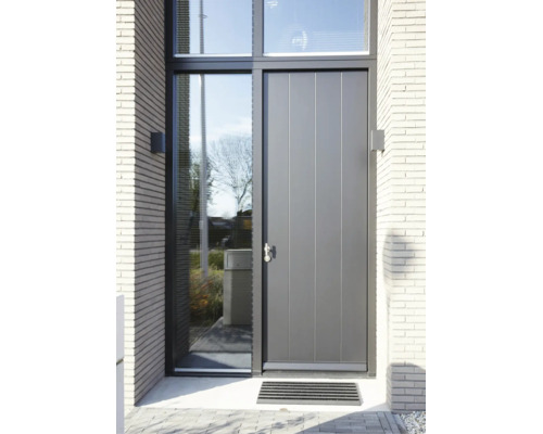 Porte d'entrée moderne gris anthracite avec rainures verticales, partie latérale vitrée et imposte, installée dans une façade en briques claires.