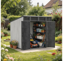 Gartenhaus mit Pultdach und geöffneten Doppeltüren, befüllt mit Regalen, Gartengeräten und einem Rasenmäher in einem bepflanzten Garten.