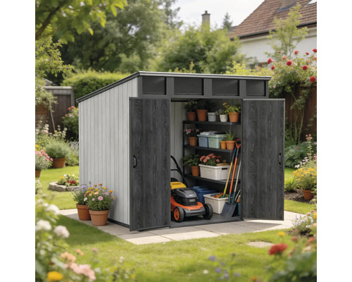 Gartenhaus mit Pultdach und geöffneten Doppeltüren, befüllt mit Regalen, Gartengeräten und einem Rasenmäher in einem bepflanzten Garten.