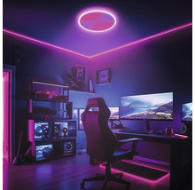 Modernes Gaming-Zimmer mit smarter LED-Beleuchtung an Decke und Boden, Schreibtisch mit Monitoren und ergonomischem Gaming-Stuhl.