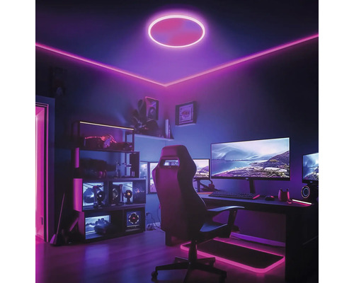 Modernes Gaming-Zimmer mit smarter LED-Beleuchtung an Decke und Boden, Schreibtisch mit Monitoren und ergonomischem Gaming-Stuhl.