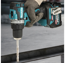 Perceuse-visseuse à percussion sans fil Makita de la série 40 Volt XGT perçant une poutre métallique avec un foret à métaux.