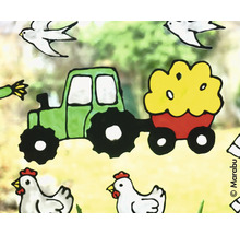 Mit Window Color gestaltetes Fensterbild mit einem Traktor mit Anhänger, Hühnern und fliegenden Vögeln.