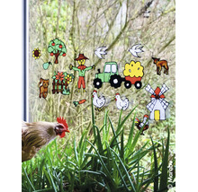 Fenster dekoriert mit bunten Window-Color-Bildern zum Thema Bauernhof, darunter Traktor, Vogelscheuche und Windmühle.