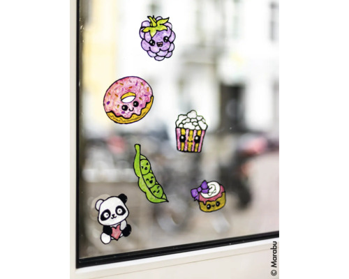 Selbstgemachte Fensterbilder aus Window Color mit niedlichen Motiven wie Panda, Donut und Erbsenschote auf einer Glasscheibe.