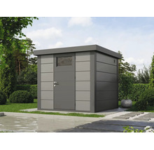 Abri de jardin moderne en métal gris avec toit plat et porte simple avec fenêtre dans un jardin avec pelouse, haies et bassin au premier plan.