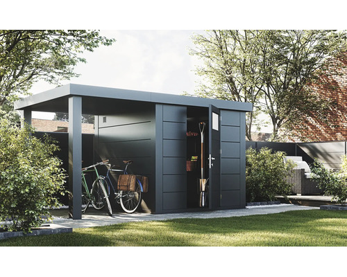 Modernes Gerätehaus aus Metall in Dunkelgrau mit integriertem Fahrradunterstand, Flachdach und Gartengeräten in einem Garten.