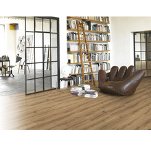 Stratifié aspect bois dans une pièce lumineuse avec bibliothèque, échelle en bois et fauteuil en forme de gant de baseball.