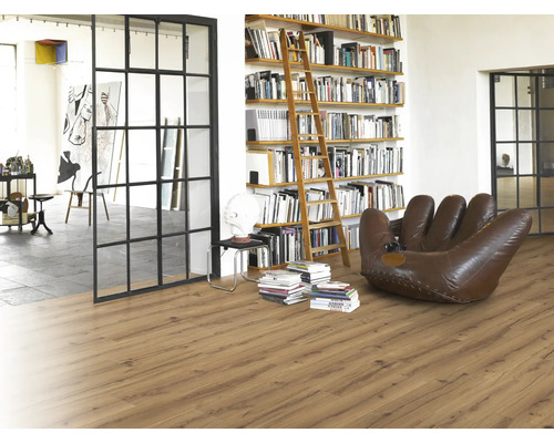 Stratifié aspect bois dans une pièce lumineuse avec bibliothèque, échelle en bois et fauteuil en forme de gant de baseball.
