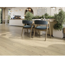 Revêtement de sol stratifié clair aspect bois dans un café moderne avec coin salon et plantes.
