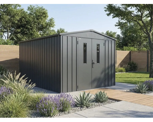 Abri de jardin moderne en métal anthracite avec double porte et fenêtres dans un jardin lumineux et organisé avec clôture en bois et plantes.