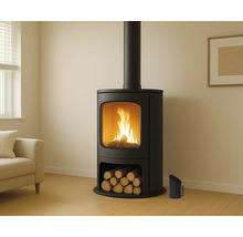 Poêle à bois noir moderne avec feu visible à travers la vitre, compartiment à bûches et conduit de cheminée noir dans un salon lumineux.