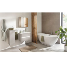 Salle de bains moderne avec baignoire îlot, meuble vasque, miroir et lamelles bois. Espace lumineux et organisé avec grands carreaux muraux.