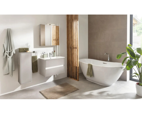Salle de bains moderne avec baignoire îlot, meuble vasque, miroir et lamelles bois. Espace lumineux et organisé avec grands carreaux muraux.