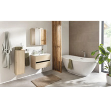 Salle de bain moderne et lumineuse avec baignoire îlot, meuble sous vasque aspect bois, armoire de toilette et paroi de séparation en bois.
