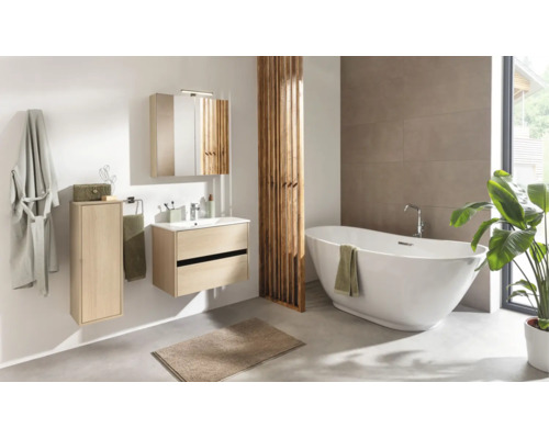 Salle de bain moderne et lumineuse avec baignoire îlot, meuble sous vasque aspect bois, armoire de toilette et paroi de séparation en bois.