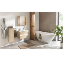Salle de bains moderne avec baignoire en îlot, meuble sous-lavabo suspendu aspect bois, armoire de toilette et claustra en bois.