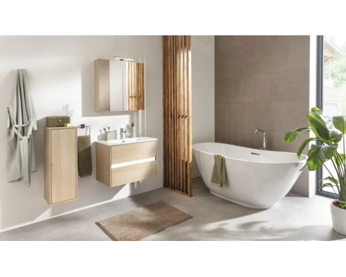 Salle de bains moderne avec baignoire en îlot, meuble sous-lavabo suspendu aspect bois, armoire de toilette et claustra en bois.