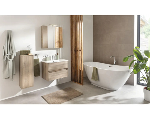 Salle de bains moderne avec baignoire en îlot, meuble sous-vasque aspect bois, lavabo, armoire de toilette et armoire haute.