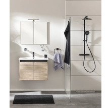 Ensemble de salle de bain moderne avec meuble sous-lavabo aspect bois, armoire de toilette, robinetterie noire et système de douche noir.