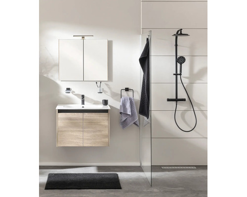 Ensemble de salle de bain moderne avec meuble sous-lavabo aspect bois, armoire de toilette, robinetterie noire et système de douche noir.