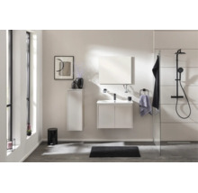 Salle de bain moderne avec meuble sous-vasque blanc, armoire haute, miroir et système de douche noir. Design lumineux et minimaliste.
