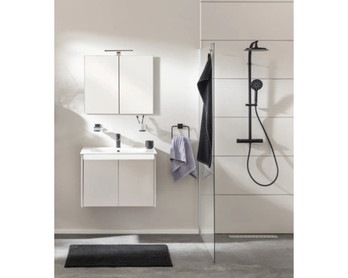 Salle de bain moderne et lumineuse avec meuble sous lavabo, armoire de toilette, robinetterie noire et douche italienne avec système de douche noir.