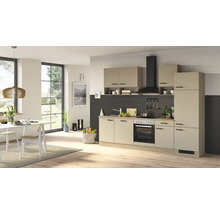Moderne Einbauküche in Beige mit schwarzen Elektrogeräten und Holzelementen in einem hellen, offenen Wohn- und Essbereich.
