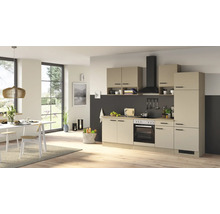 Moderne Einbauküche in Beige mit Arbeitsplatte in Holzoptik, inklusive Backofen, Kochfeld und schwarzer Dunstabzugshaube in einem hellen Raum.