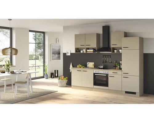 Cuisine équipée moderne beige avec plan de travail aspect bois, comprenant four, plaque de cuisson et hotte noire dans une pièce lumineuse.