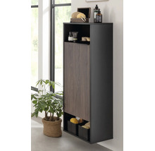 Armoire de salle de bain haute et moderne avec corps sombre, porte aspect bois et compartiments ouverts pour produits de soin.