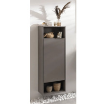 Armoire haute de salle de bain grise avec une porte et deux compartiments ouverts, décorée de paniers et d'accessoires de salle de bain.