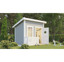 Modernes Kinderspielhaus aus Holz in Grau und Weiß mit Pultdach, Veranda, Fenster und offener Tür im Garten.