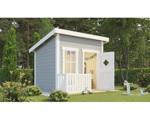 Maisonnette de jeu moderne en bois pour enfants, grise et blanche, avec toit en pente, véranda, fenêtre et porte ouverte dans un jardin.