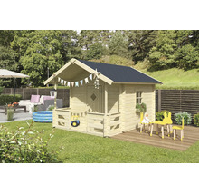 Maisonnette en bois pour enfants avec toit à deux pans, véranda et porte dans un jardin lumineux avec salon de jardin et petite piscine.