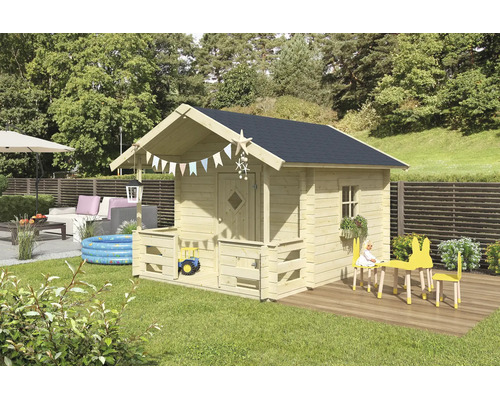Maisonnette en bois pour enfants avec toit à deux pans, véranda et porte dans un jardin lumineux avec salon de jardin et petite piscine.