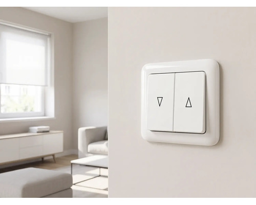 Weißer Doppel-Wippschalter für Rollläden mit Pfeilsymbolen aufwärts und abwärts, an einer Wand in einem hellen Wohnzimmer montiert.