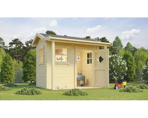 Maisonnette de jeu en bois pour enfants dans un jardin avec auvent, fenêtres et porte ouverte.