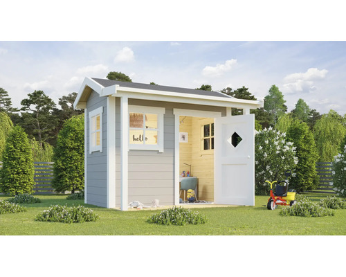 Maisonnette pour enfants en bois dans un jardin avec toit à deux pans, cadres de fenêtres blancs et porte avec fenêtre en losange.