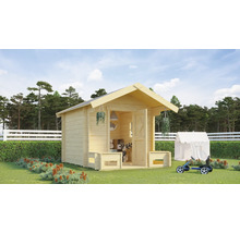 Maisonnette en bois pour enfants avec toit à deux versants dans un jardin lumineux avec clôture et jouets.