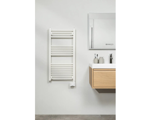 Salle de bain moderne et lumineuse avec un radiateur sèche-serviettes électrique, un meuble sous-vasque en bois avec vasque et un miroir.