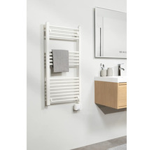 Salle de bains moderne avec radiateur sèche-serviettes électrique blanc, serviette grise, meuble sous-vasque en bois et grand miroir.