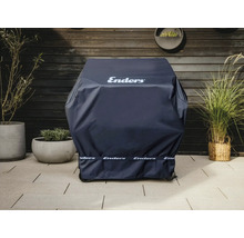 Enders Grill-Wetterschutzhülle auf einem Grill, platziert auf einer Terrasse mit Steinboden vor einer Holzwand und Topfpflanzen.