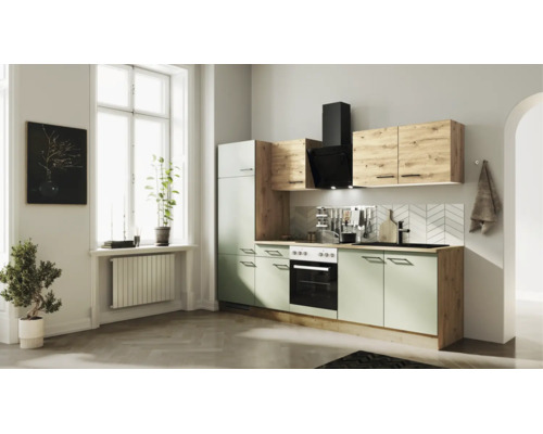 Moderne Küchenzeile mit Fronten in Salbeigrün und Holzoptik, inklusive Backofen, Spüle und schwarzer Dunstabzugshaube.