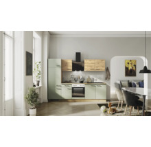 Moderne Küchenzeile in Salbeigrün und Holzoptik mit Einbaugeräten, hellem Fliesenspiegel und angrenzendem Essbereich in hellem Raum.