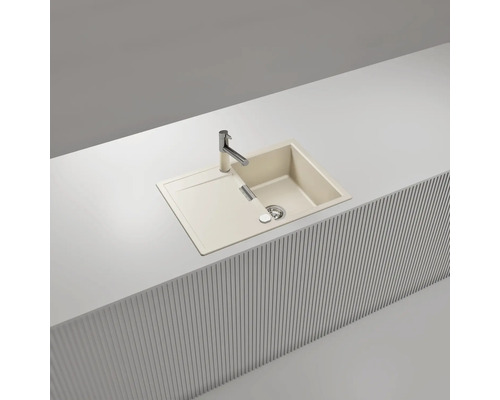 Évier à encastrer beige avec égouttoir et robinet chromé, intégré dans un plan de travail blanc avec façade à lattes.