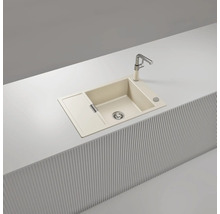 Évier de cuisine encastrable beige en matériau composite avec un bac, un égouttoir et un robinet, installé sur un plan de travail moderne.