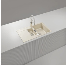 Évier à encastrer avec deux bacs, égouttoir et mitigeur de cuisine en beige, fabriqué en matériau composite.