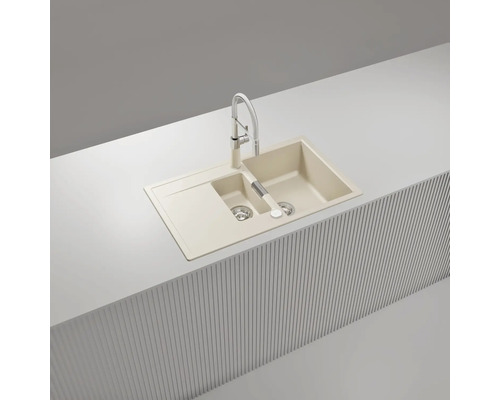 Évier à encastrer avec deux bacs, égouttoir et mitigeur de cuisine en beige, fabriqué en matériau composite.