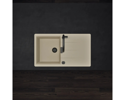 Évier de cuisine encastrable beige avec un bac, un égouttoir et un robinet noir, vue de dessus.